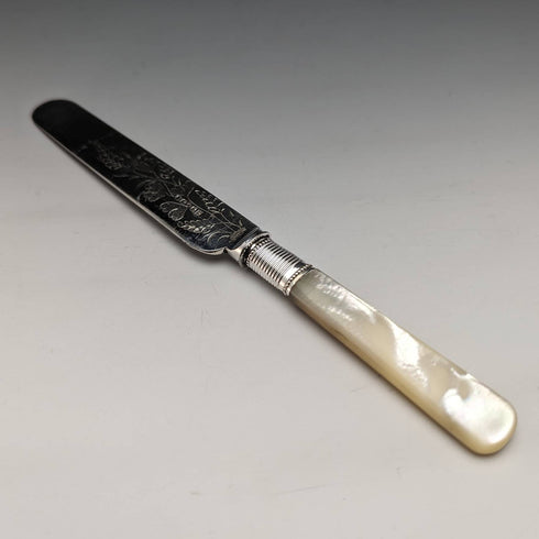 英國古董白色蝴蝶殼手柄甜品餐具 6 對布盒套裝